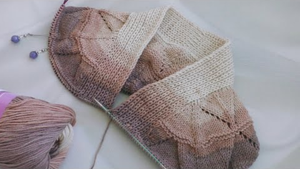 На спицах красивый кардиган.  Связала детский свитер. Доход на Яндекс Дзен.