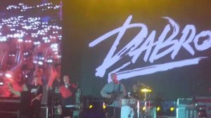 Концерт dabro на часах 00:00 поёт весь зал