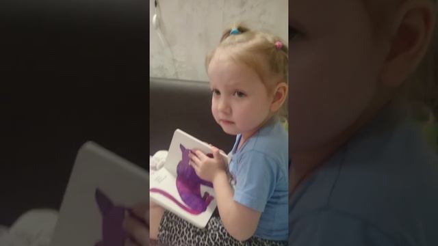 Девочка в 3 года рассказывает сказку по-английски смотреть онлайн