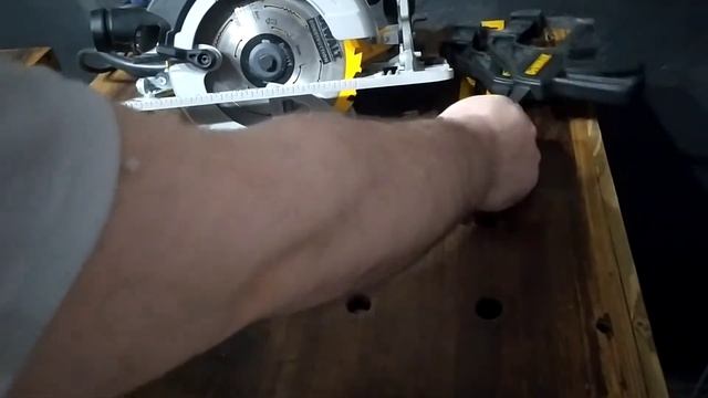 Обзор системы пиления по направляющей шине от DeWALT на основе пилы DWE 576 K смотреть онлайн