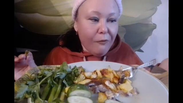 Мукбанг//Жареные опята//Жареная картошка/Зелень огурчик//Кто отвечал в лесу//Видео и Фото с поездки смотреть онлайн