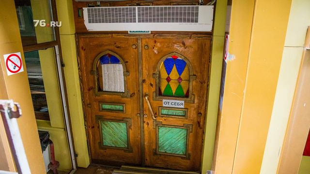 Большой жёлтый дебаркадер привезли в Ярославль из Москвы смотреть онлайн