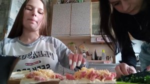ЧЕМ ЗАНИМАЮТСЯ ДАРИНА и АНЯ на КУХНЕ?!) часть 1