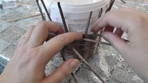 Веревочка из четырех трубочек. Плетение из газет