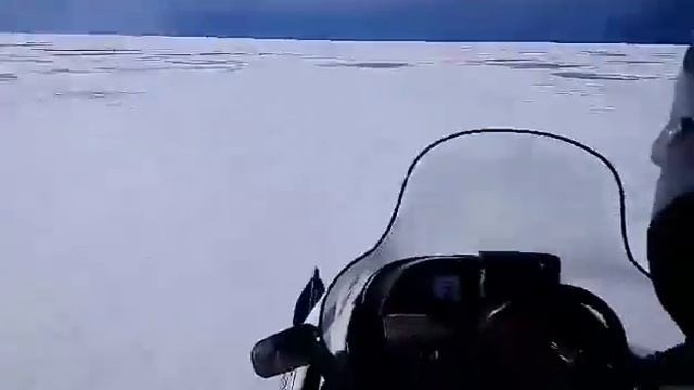 Чудское озеро по льду на снегоходе polaris widetrak 100 km/h смотреть онлайн