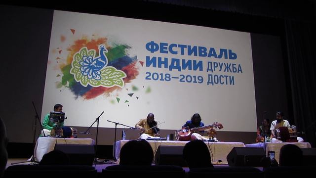 Песня "Катюша" в индийском стиле - зал поет смотреть онлайн