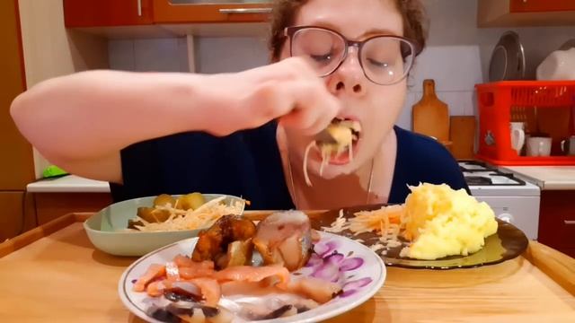 Мукбанг Пюре ?Красная рыба, Сельдь, Скумбрия, Капусточка, Огурчики/Про чудо комментаторш смотреть онлайн