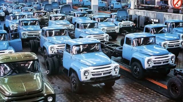 Почему грузовики ЗИЛ 130 красили в голубой цвет? смотреть онлайн
