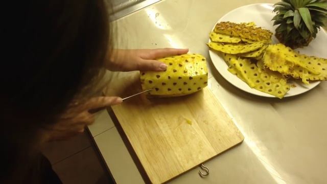 Как почистить ананас. Оригинальный  Тайский метод.
