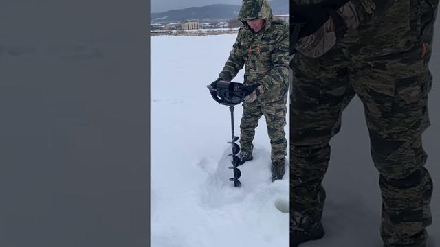 Бурим лёд одной рукой с Ледобуром Урал-Про