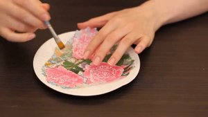 Декупаж бумажной тарелки. (decoupage)