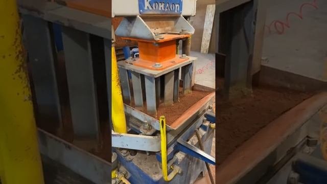 Видео из интернета. Производство брусчатки на вибропрессе Рифей Кондор, народный тест ее качества