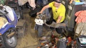 Снимаем мотор Honda Tact AF-24 Мистика