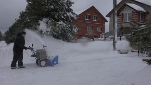 снегоуборщик Нева убирает сырой снег