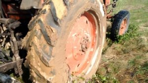 Как вытащить трактор из любой ямы или зачем танкистам на броне бревно.