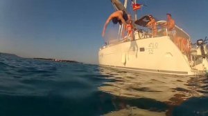 Молодежь, отдыхающая на яхте в Египте