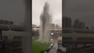 Столб воды высотой в несколько этажей забил из канализационного люка в Петербурге.