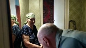 Бабушка ругает деду