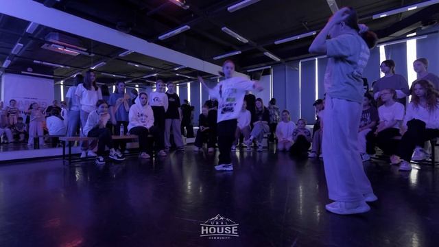 Гусманова Диана vs Телегина Алиса | 1/8 | BATTLE KIDS | BUNKER 2023 смотреть онлайн