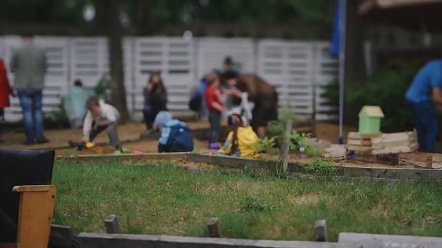 Человек красит место 2016