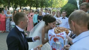 Встреча молодожёнов родителями после загса