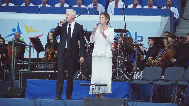 Джон и Анна Бурбур на "Арене Львов". Он будет царствовать вовеки смотреть онлайн