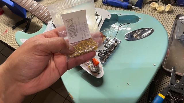 HH Strat Build part. 3 wiring , Assembly￼ & Demo￼ смотреть онлайн