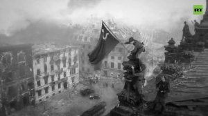 Знамя Победы над Рейхстагом RT воссоздал момент исторического снимка.mp4