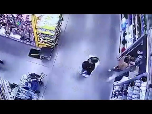 Хитроумное шоу с переодеванием в раздевалке устроили в сыктывкарском супермаркете две подруги