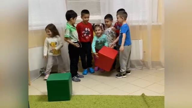 Спортивная эстафета с кубиками.mp4 смотреть онлайн