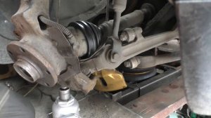 Ауди А4 2.6л 1996 года. Замена подшипника ступицы, пыльники ШРУСа и рулевых наконечников (2 часть)