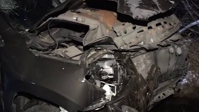 Пьяный на джипе снес дерево и врезался в опору надземного трубопровода смотреть онлайн