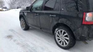 Land Rover Freelander 2. Тест работы полного привода на леденой заснеженой горке под 45 градусов.