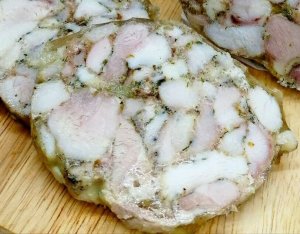 Куринный рулет.Замена магазинной колбасе. Быстро, просто, а главное вкусно.