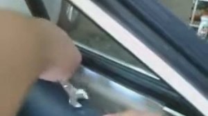 Видео. снятие форточки задней двери (треугольника) на Тойоте Камри.