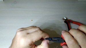 МОЩНЫЙ МИНИ ФОНАРИК СВОИМИ РУКАМИ  / MINIATURE POWERFUL FLASHLIGHT DIY