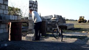 Гараж - навес из керамзитобетонных блоков, армировал каждый шов металлической сеткой.