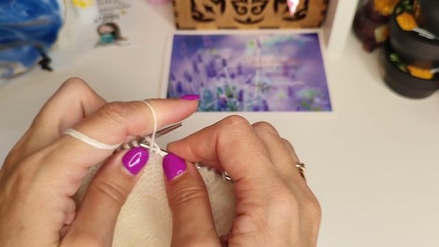 Попетельный МК закрытия макушки иглой петля в петлю! Шапка спицами с необычной макушкой/пух норки смотреть онлайн