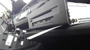 Audi Q5 2017 демонтаж дисковода в бардачке