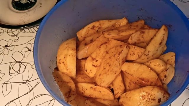 Картофель по деревенски с чесноком.Рецепт простой и быстрый в приготовленииRustic potato with garli