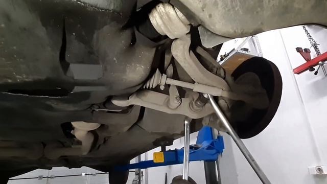 Mercedes W211. Замена передних амортизаторов смотреть онлайн