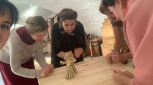 Соломенные куклы танцуют на столе — традиционные забавы.