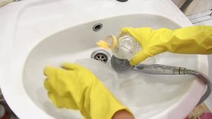 Как легко почистить душевую насадку