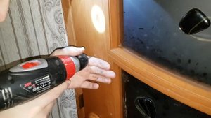 Установка дверных ручек-скоб