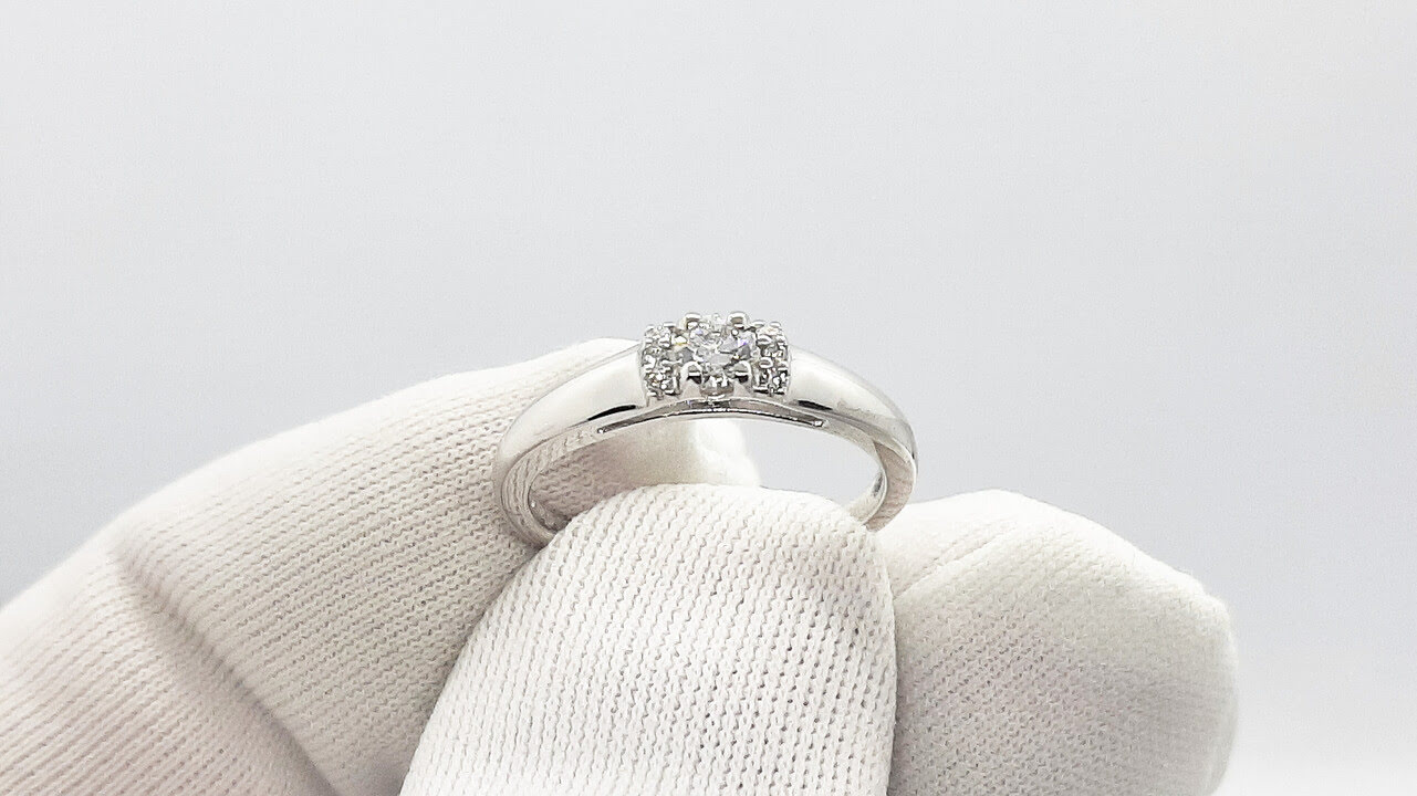 Красивое помолвочное кольцо с бриллиантами