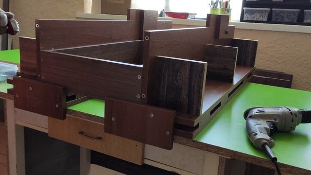 Кондуктор для сборки мебельных ящиков на конфирматах. смотреть онлайн