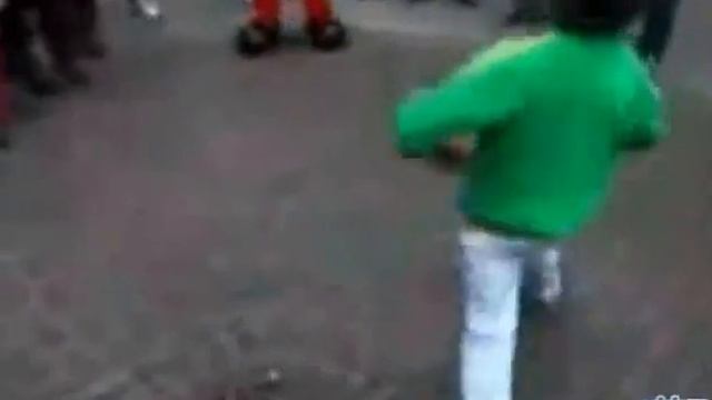 Микки Маус принимает брейк-данс вызов!!! смотреть онлайн