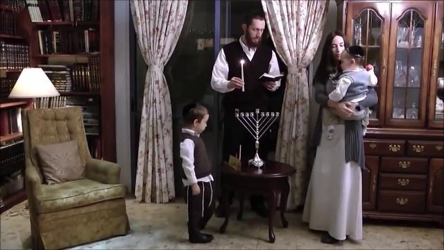 Как зажигают ханукальные свечи ? смотреть онлайн