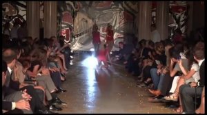 РЖАКА ПАДЕНИЕ МОДЕЛЕЙ НА ПОДИУМЕ Rzhaka FALL model on the catwalk