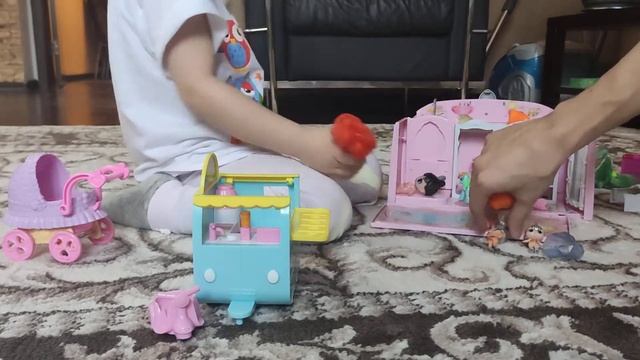 Мирана играет в игрушки, придумывает имена своим куколкам. смотреть онлайн